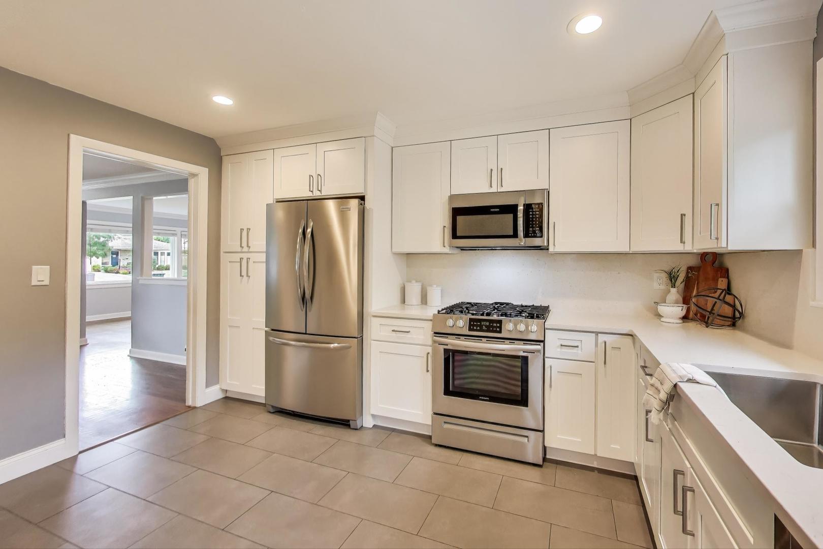 811 S Na Wa Ta Avenue, Mount Prospect, IL 60056