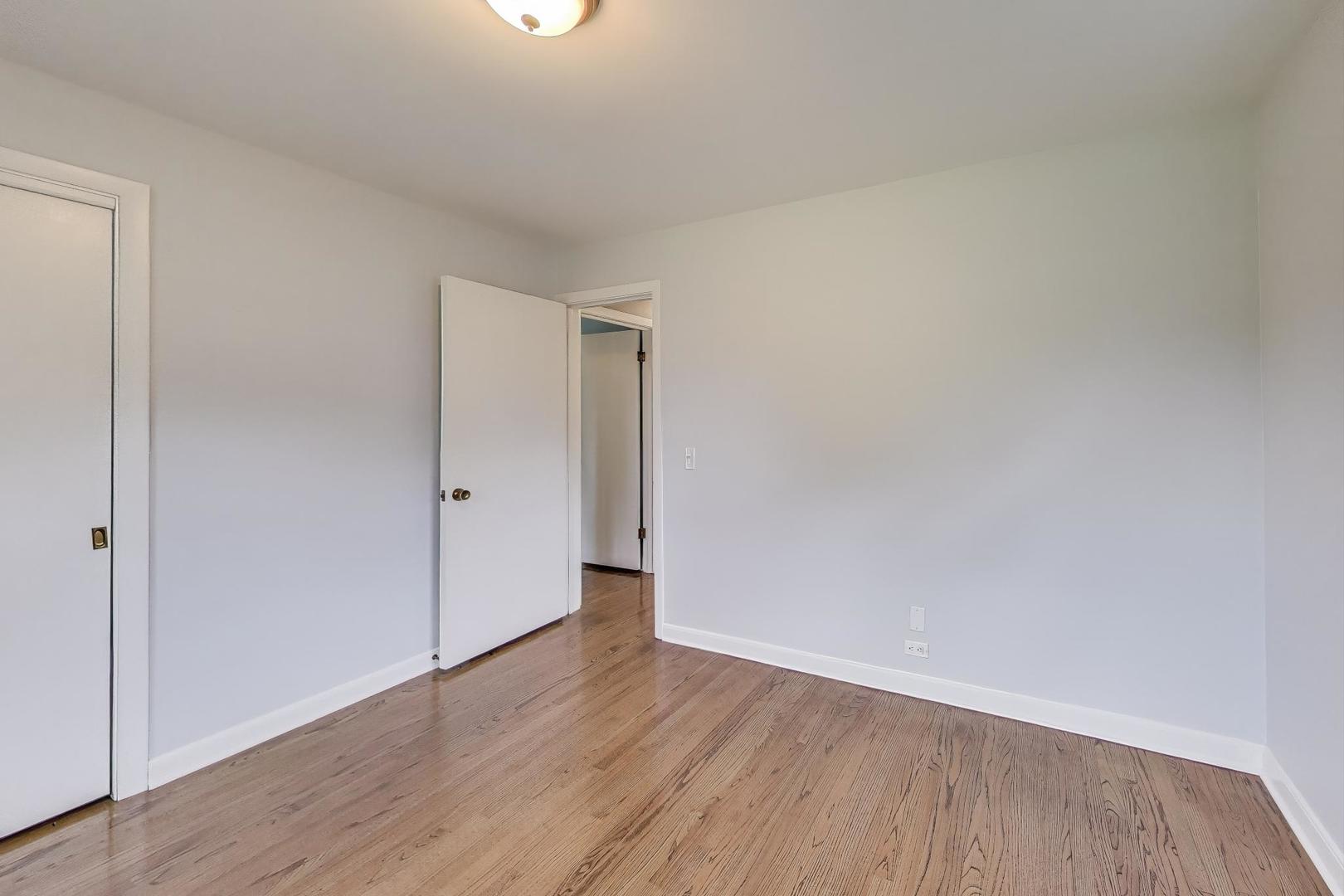 811 S Na Wa Ta Avenue, Mount Prospect, IL 60056