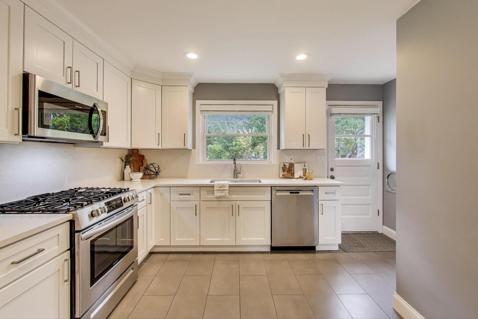 811 S Na Wa Ta Avenue, Mount Prospect, IL 60056