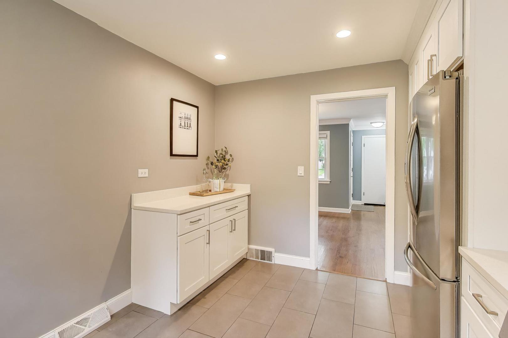811 S Na Wa Ta Avenue, Mount Prospect, IL 60056