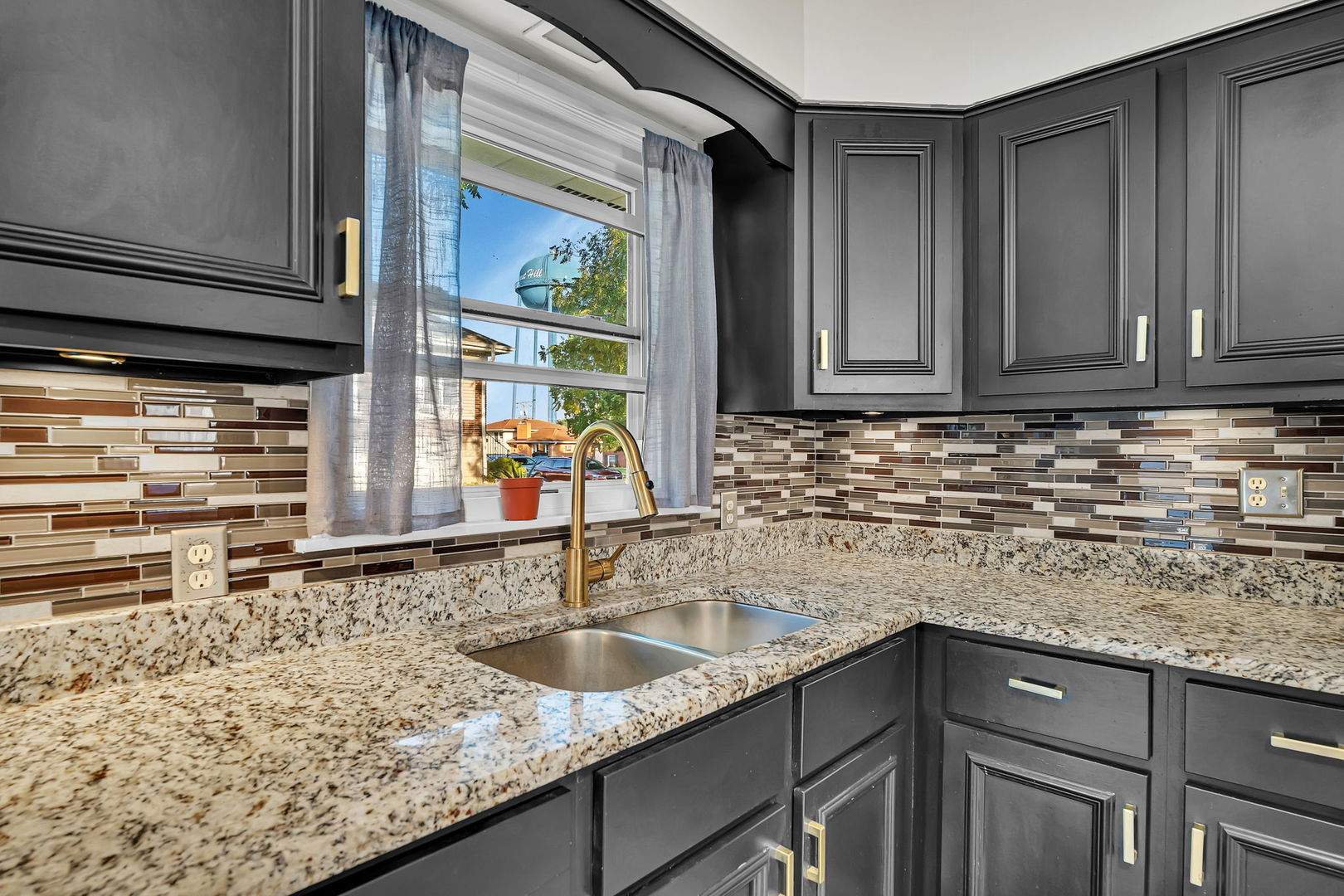 557 Elsie Avenue, Crest Hill, IL 60403