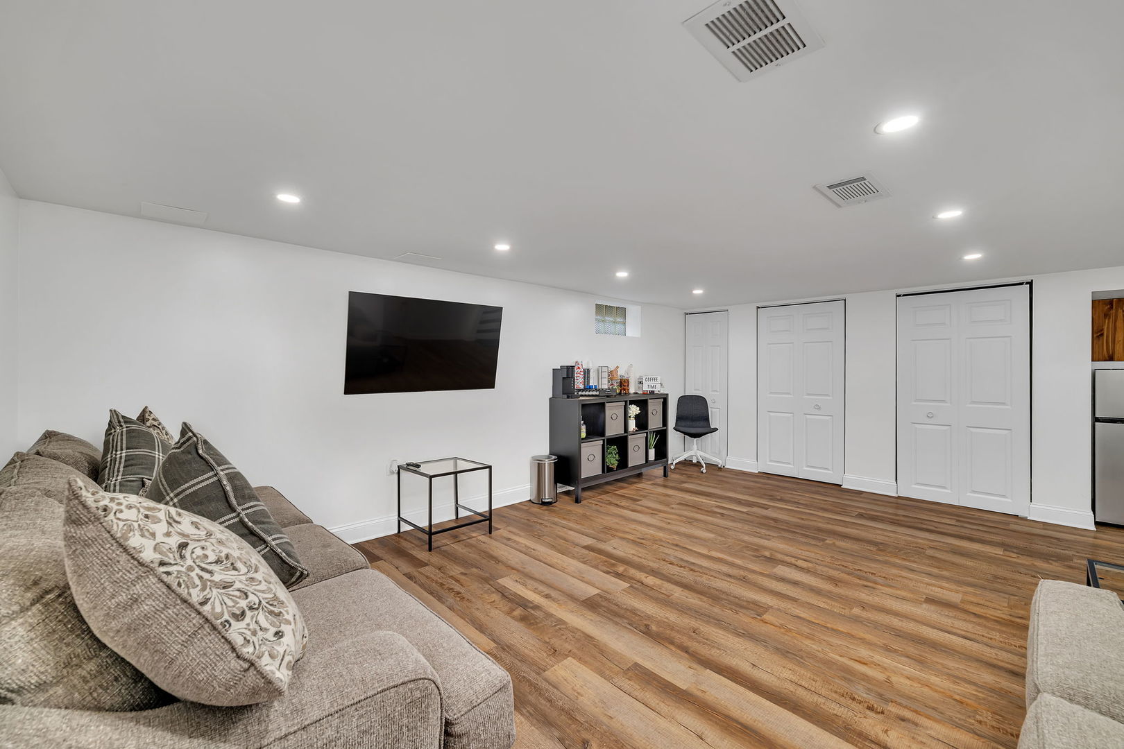 557 Elsie Avenue, Crest Hill, IL 60403