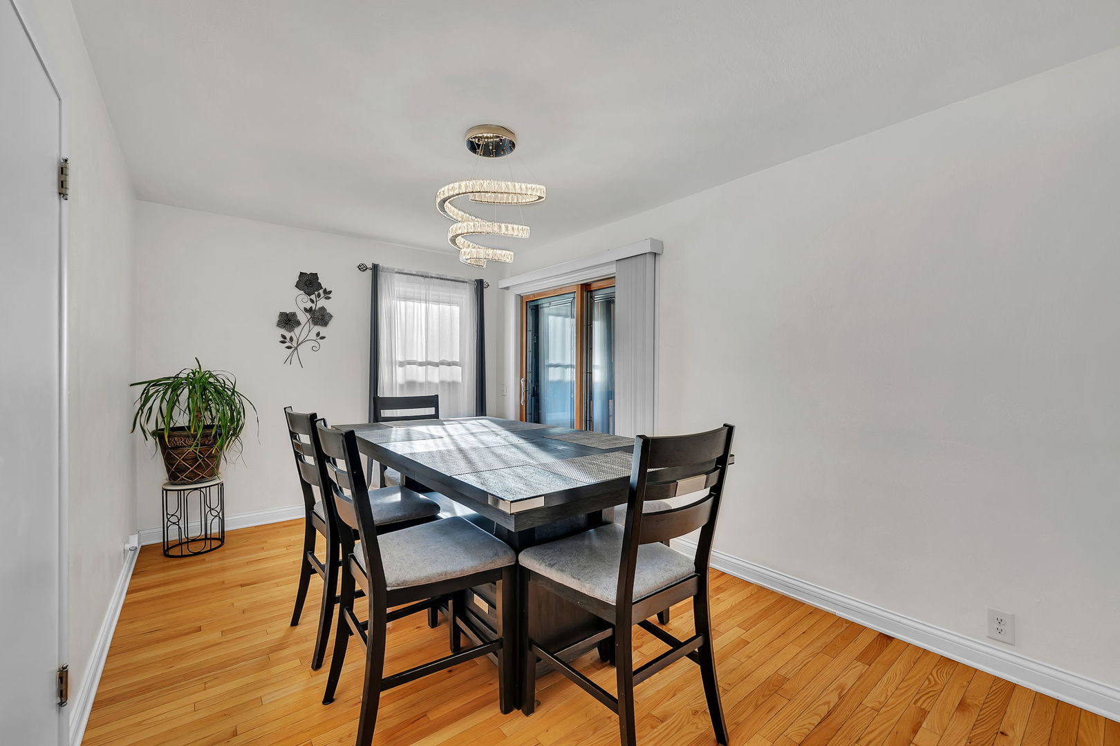 557 Elsie Avenue, Crest Hill, IL 60403