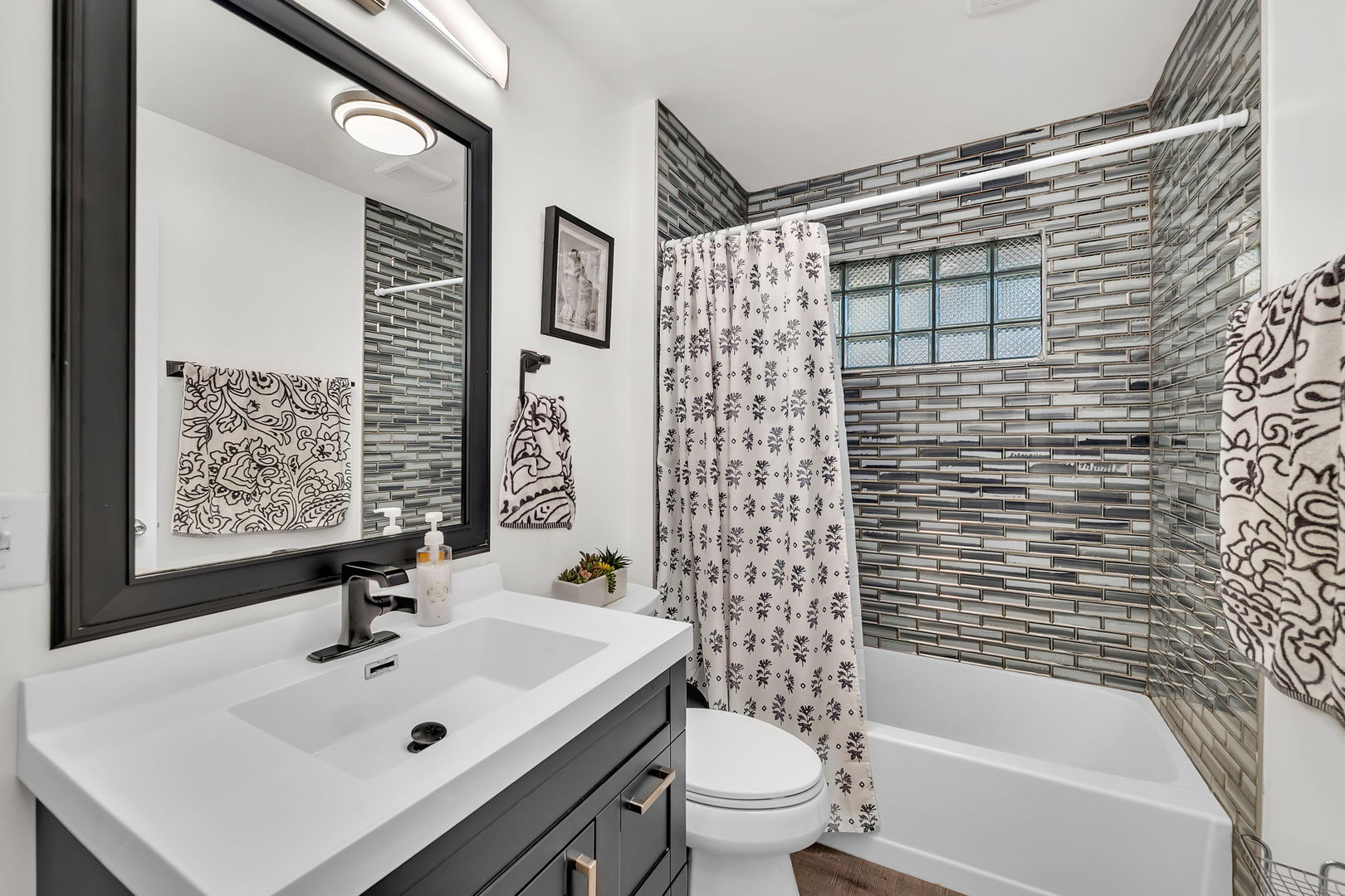 557 Elsie Avenue, Crest Hill, IL 60403