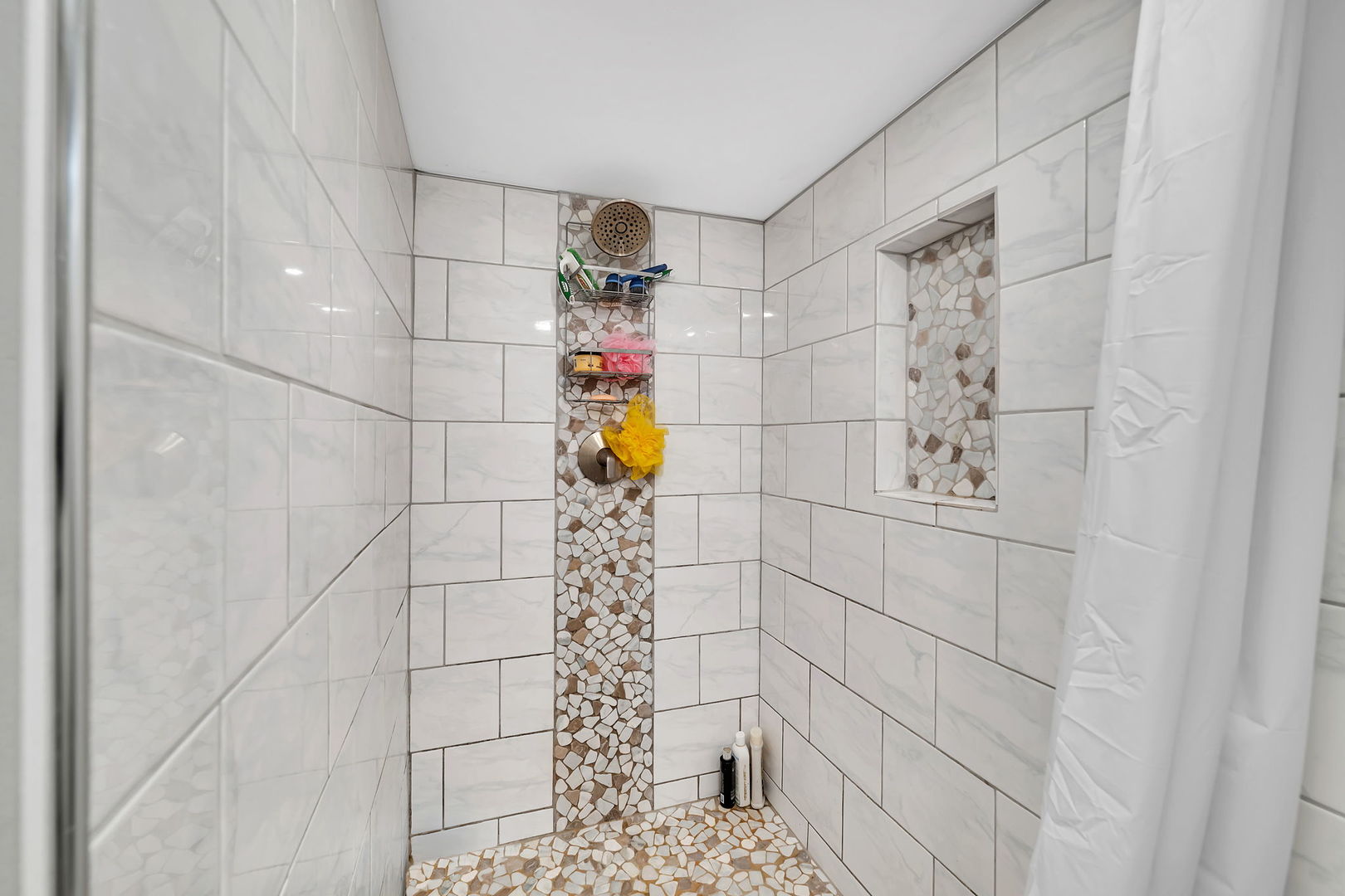 557 Elsie Avenue, Crest Hill, IL 60403