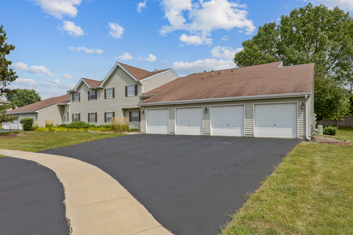 86 GANT Circle #D, Streamwood, IL 60107