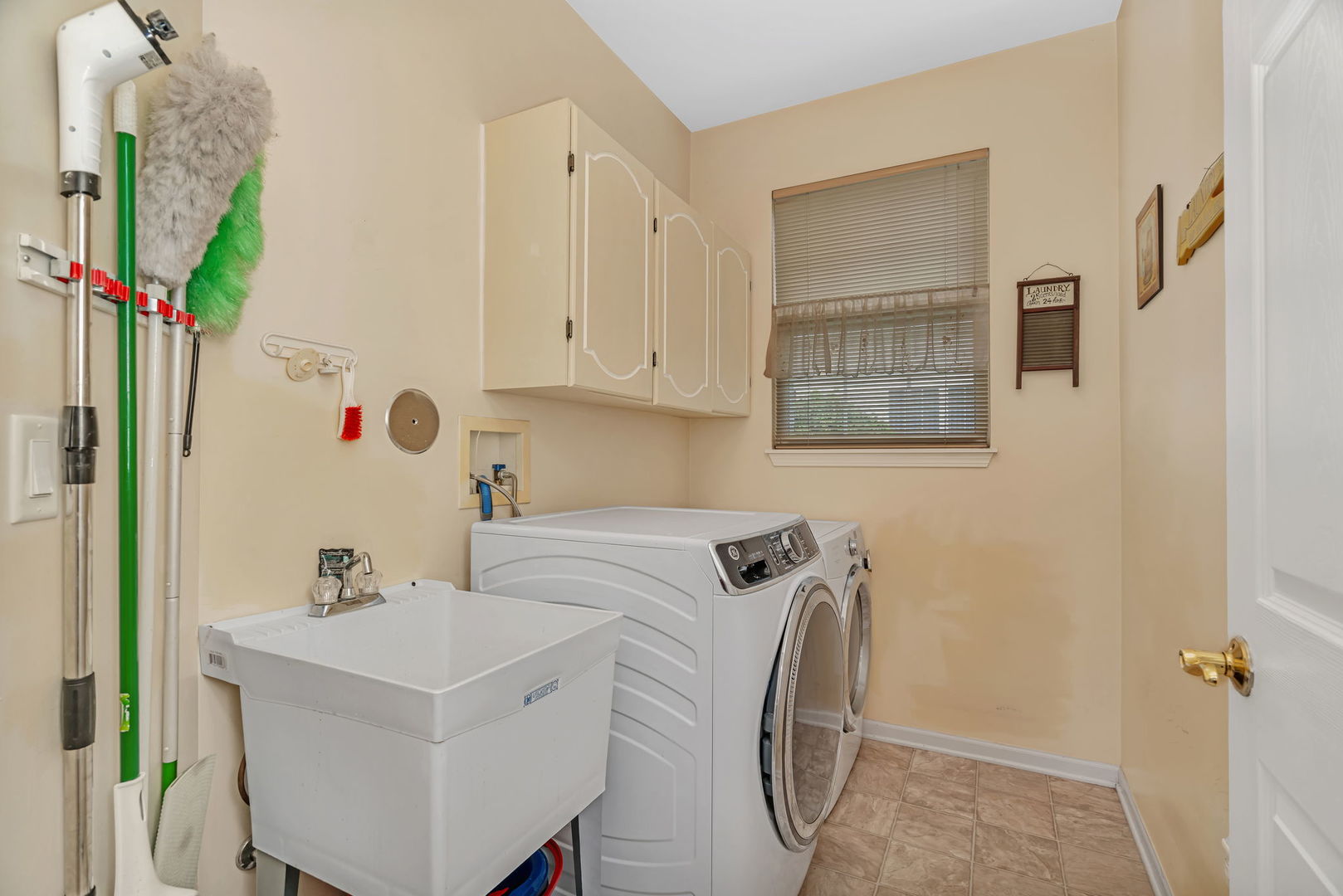 21201 Lily Lake Lane, Crest Hill, IL 60403