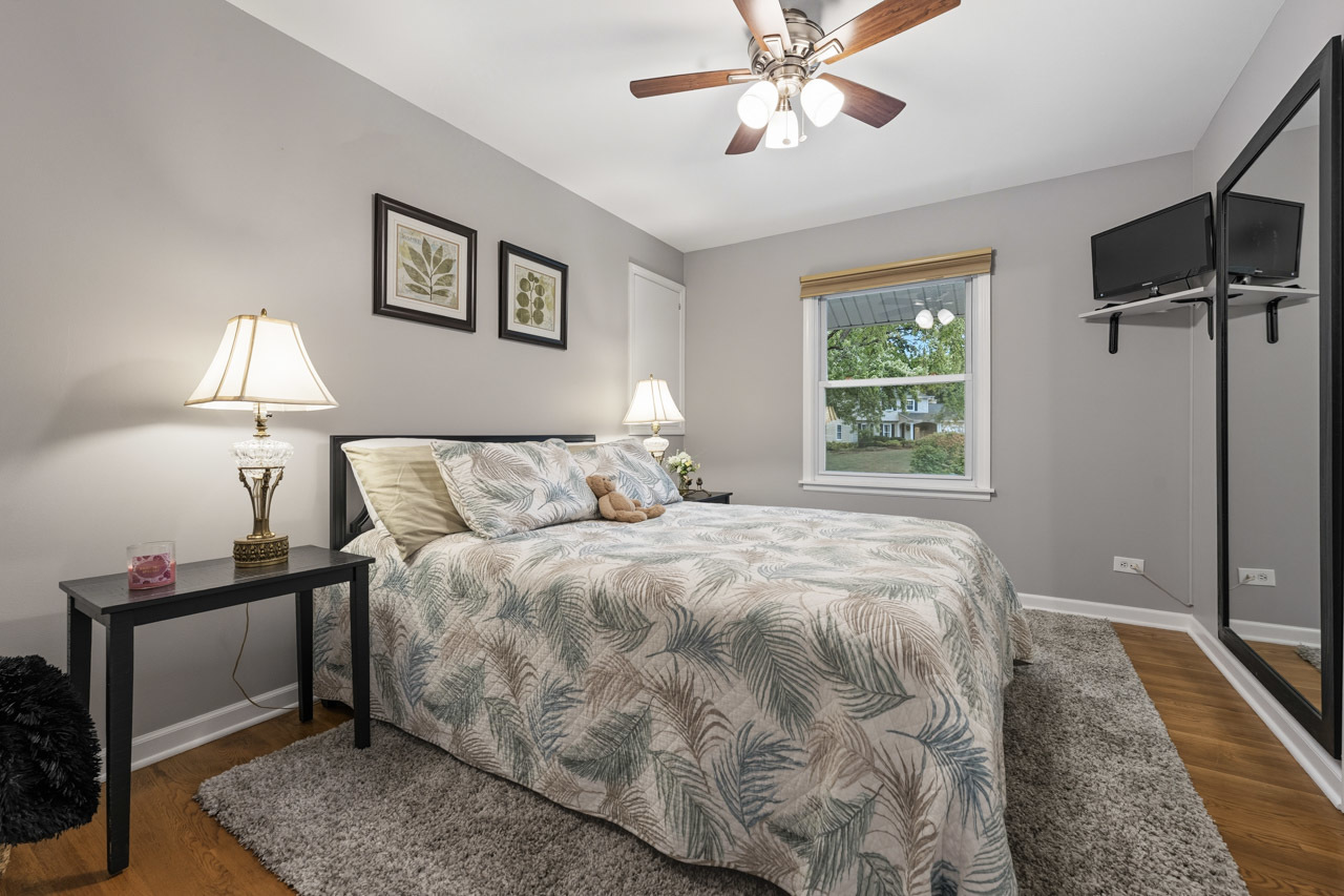 27W375 Oakwood Street, Winfield, IL 60190