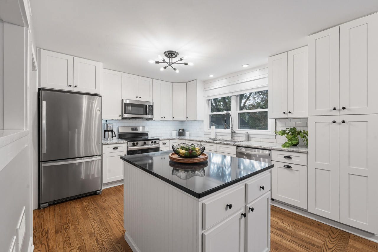 27W375 Oakwood Street, Winfield, IL 60190