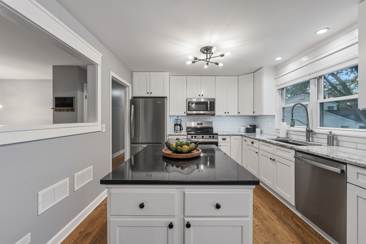 27W375 Oakwood Street, Winfield, IL 60190