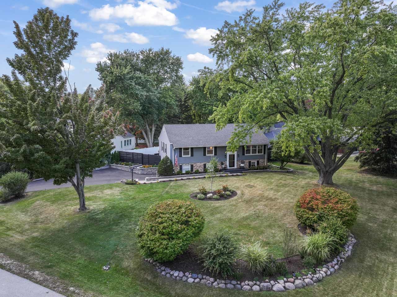 27W375 Oakwood Street, Winfield, IL 60190