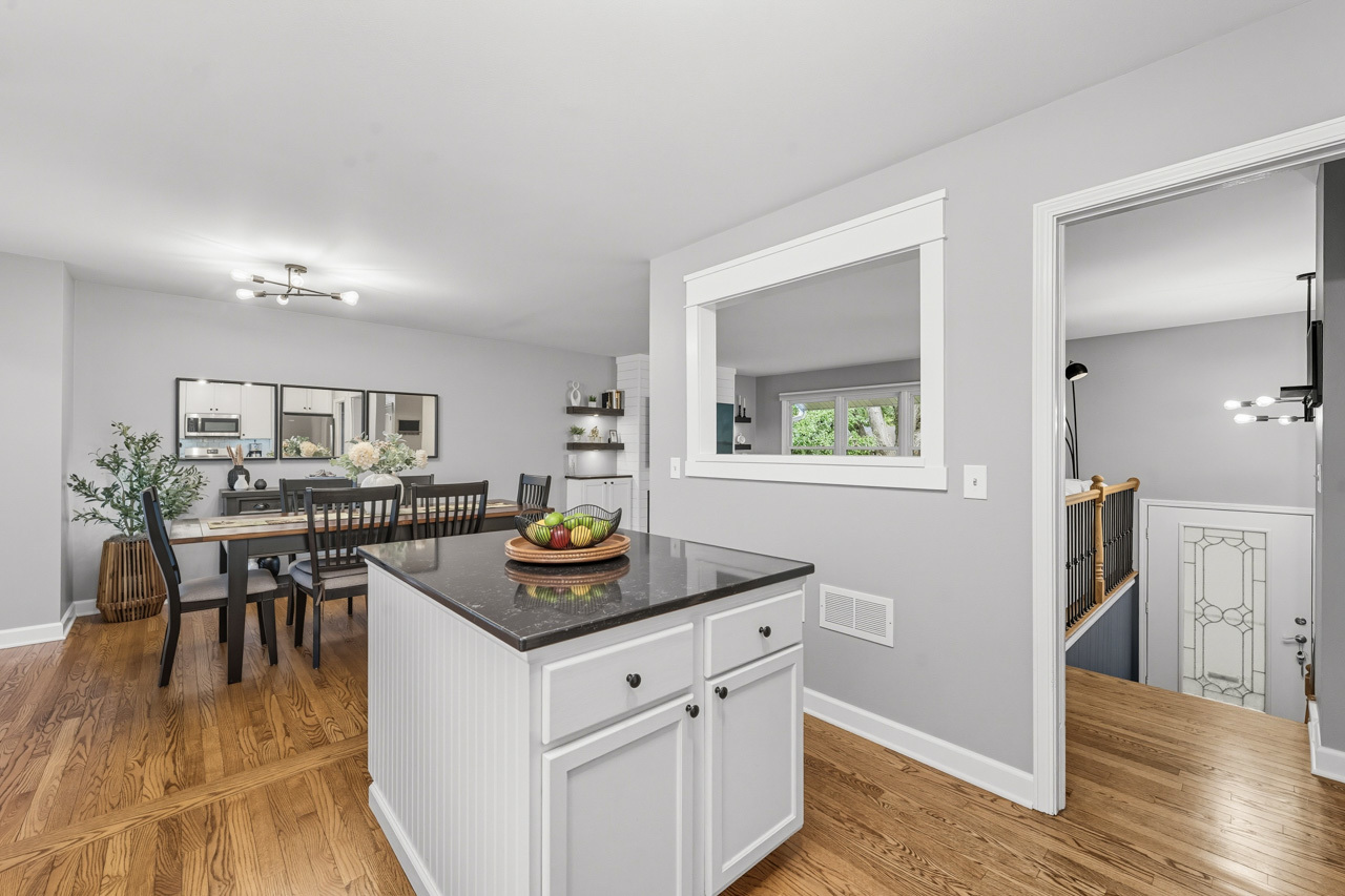27W375 Oakwood Street, Winfield, IL 60190
