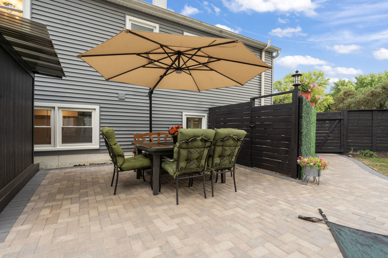 27W375 Oakwood Street, Winfield, IL 60190