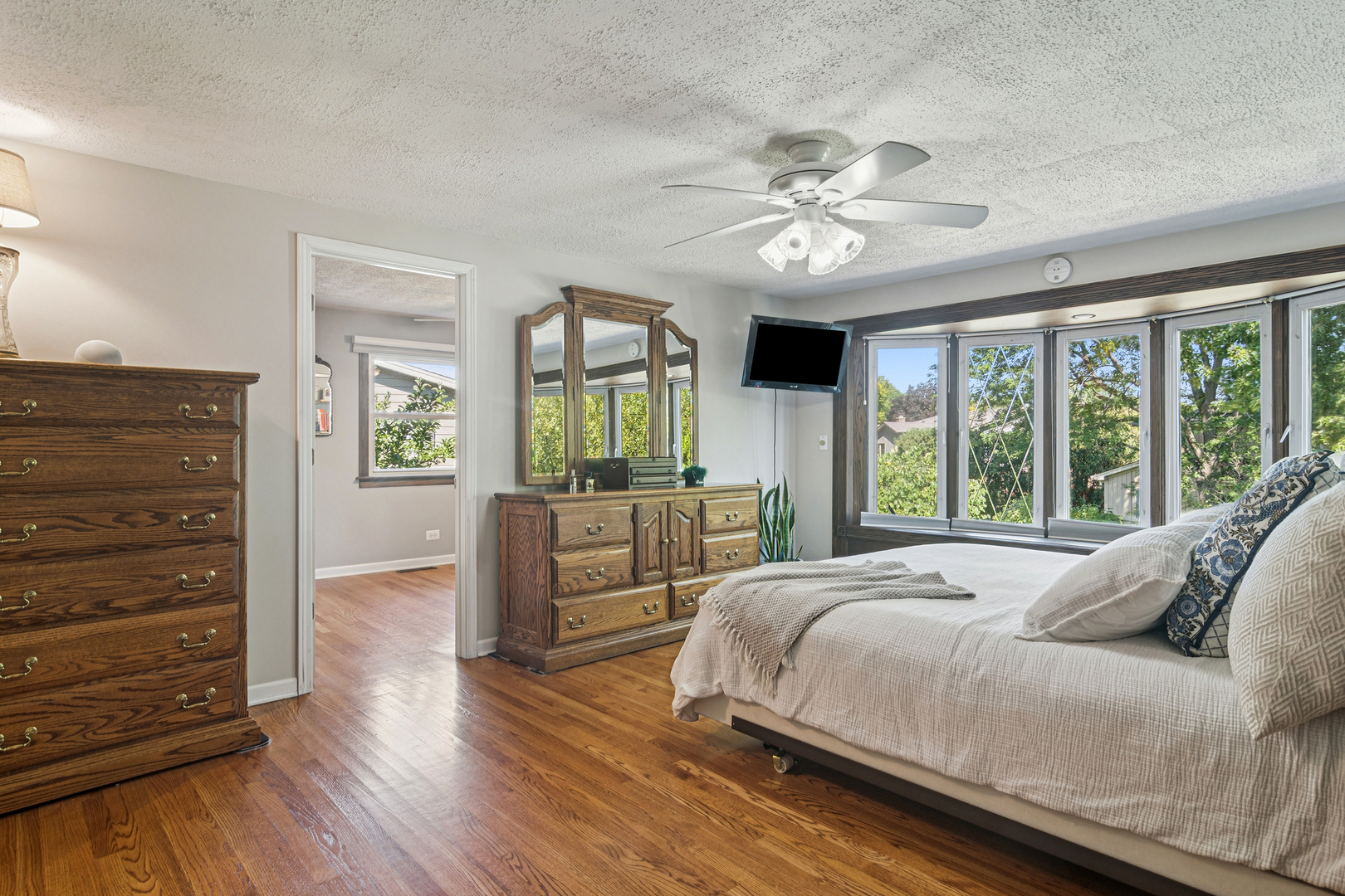 1102 E Waverly Drive, Arlington Heights, IL 60004