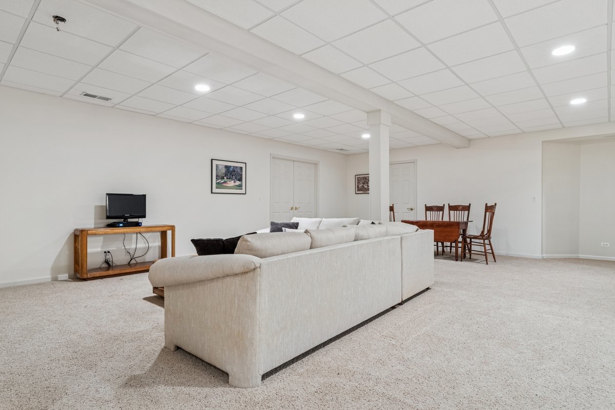 1504 Mansfield Drive, Aurora, IL 60502