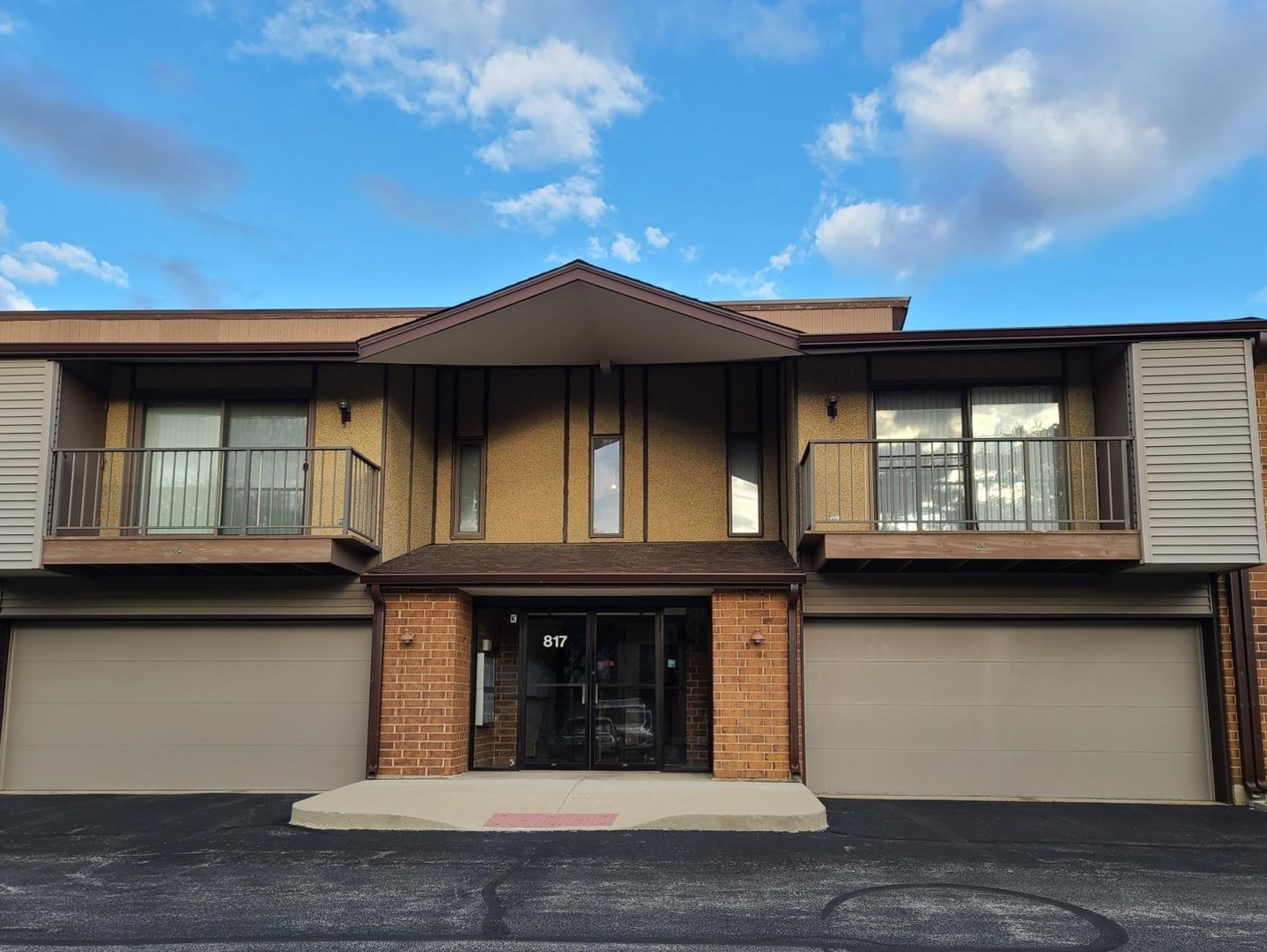 817 Oakton Street #201, Elk Grove Village, IL 60007