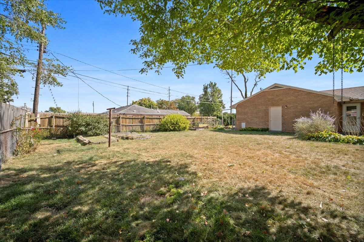 2202 E Oakland Avenue, Bloomington, IL 61701