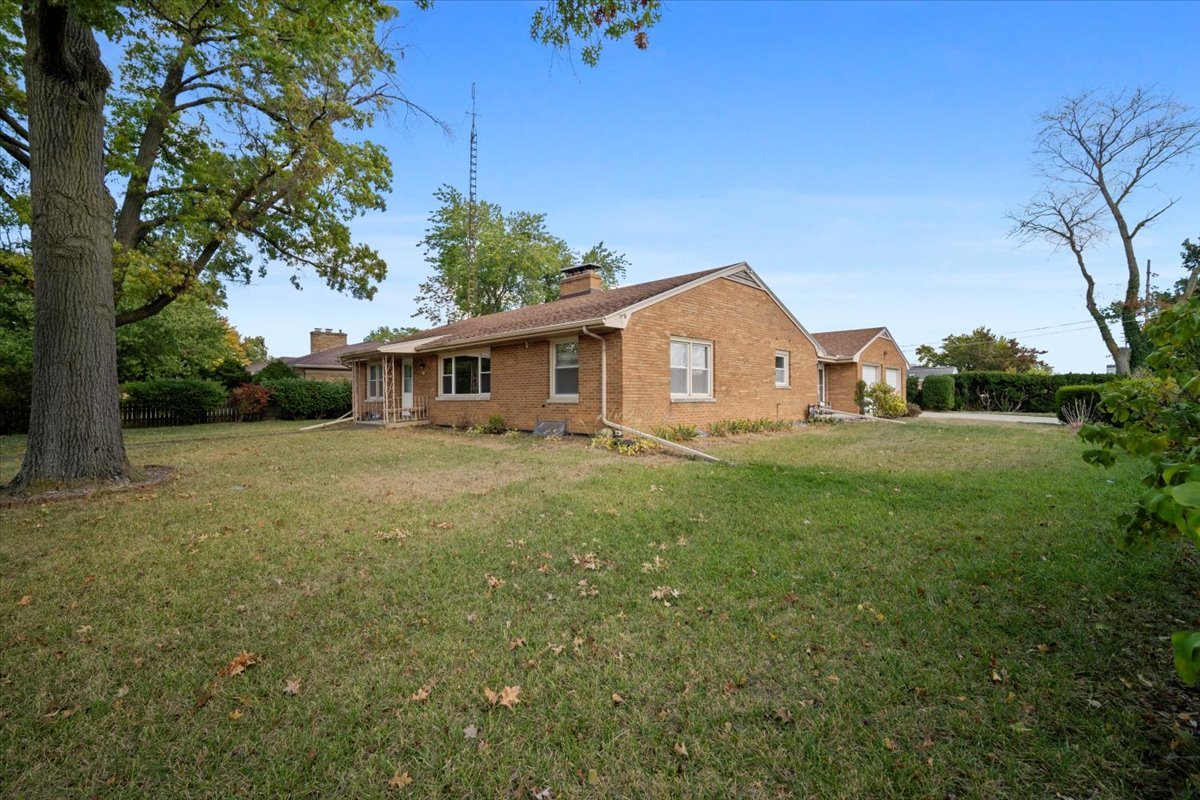 2202 E Oakland Avenue, Bloomington, IL 61701