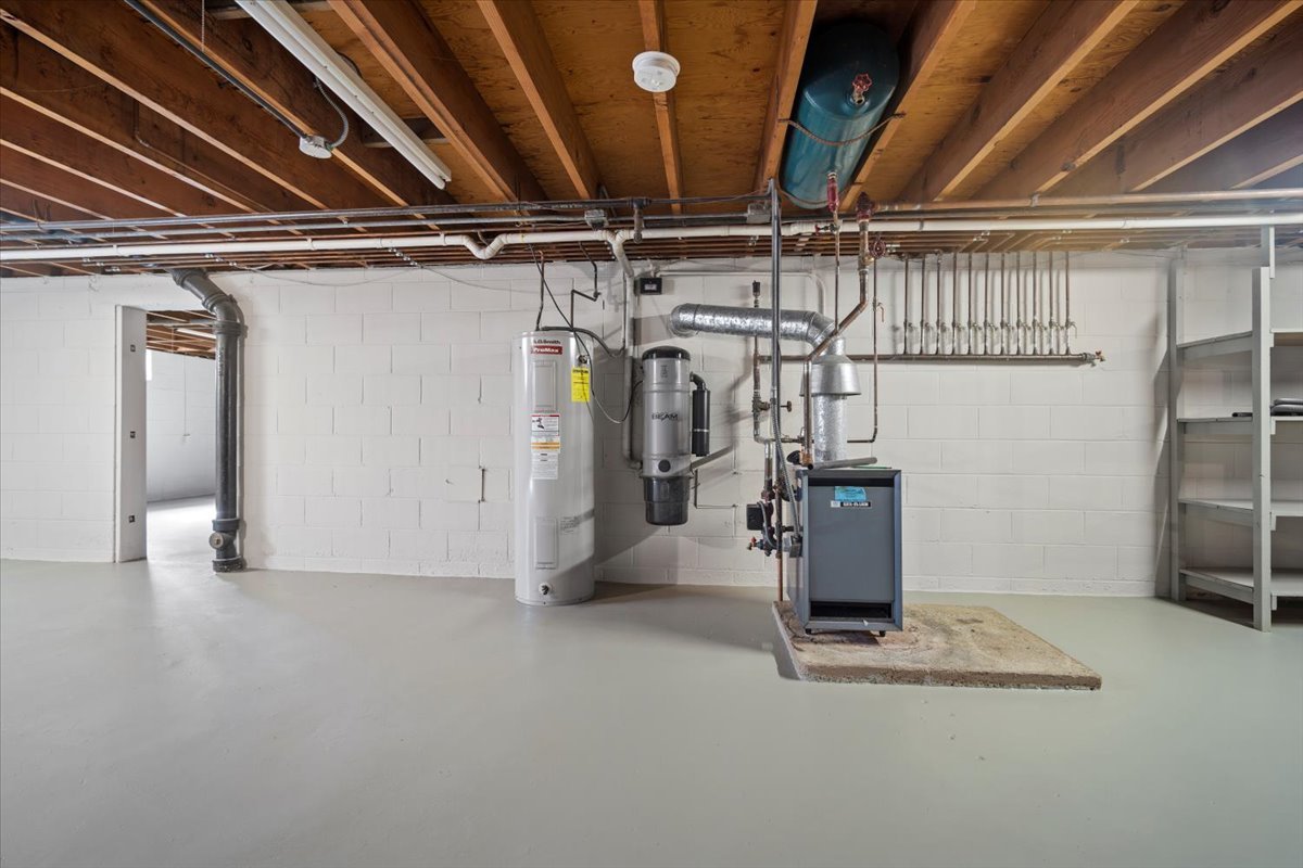 2202 E Oakland Avenue, Bloomington, IL 61701