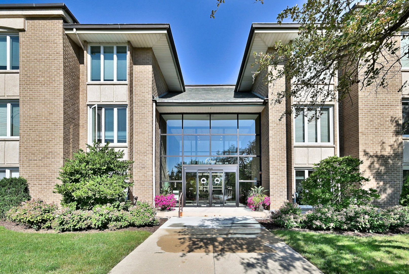 1 Oak Brook Club Drive #A105, Oak Brook, IL 60523