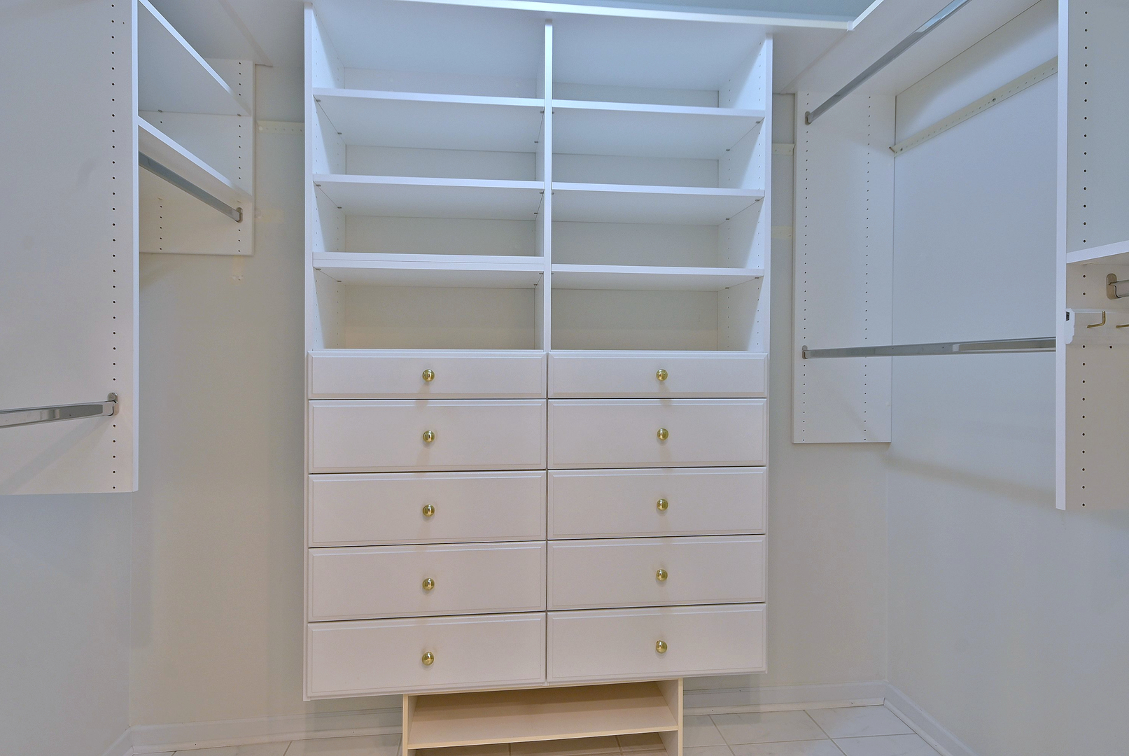 1 Oak Brook Club Drive #A105, Oak Brook, IL 60523