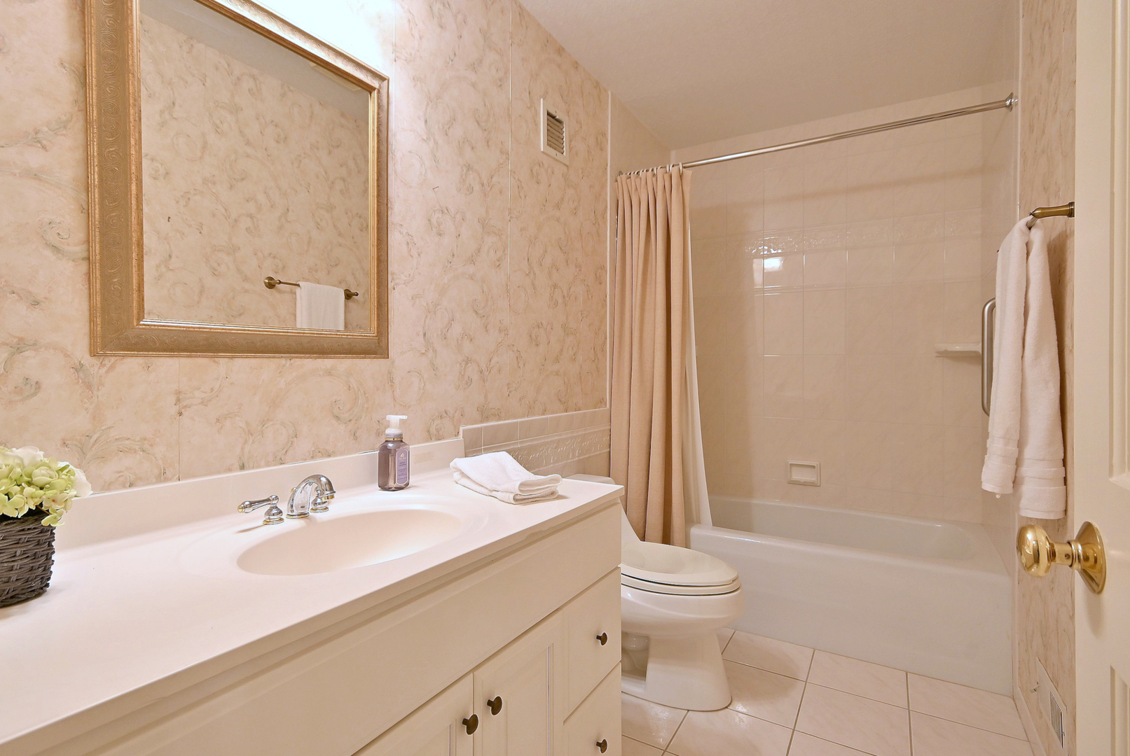 1 Oak Brook Club Drive #A105, Oak Brook, IL 60523