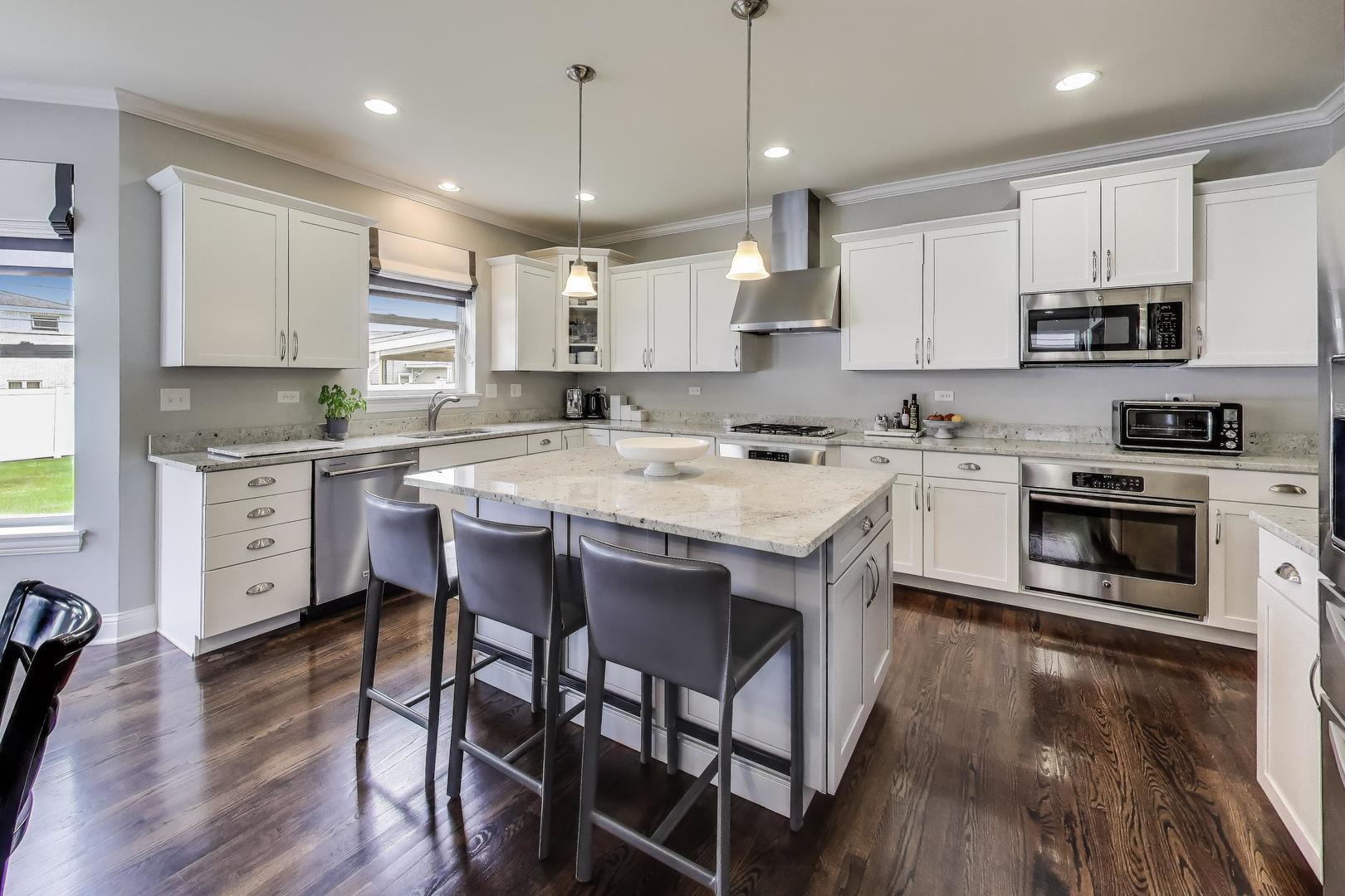 557 N Myrtle Avenue, Elmhurst, IL 60126