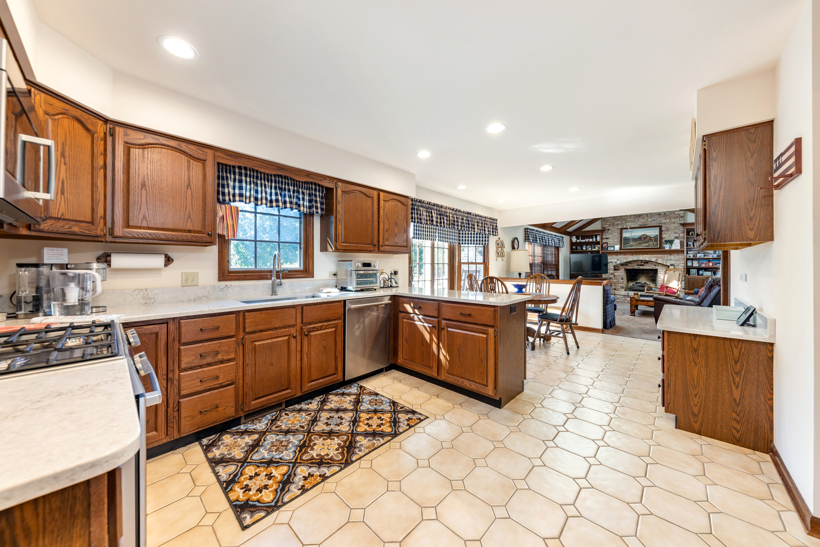 1316 Yorkshire Lane, Carol Stream, IL 60188