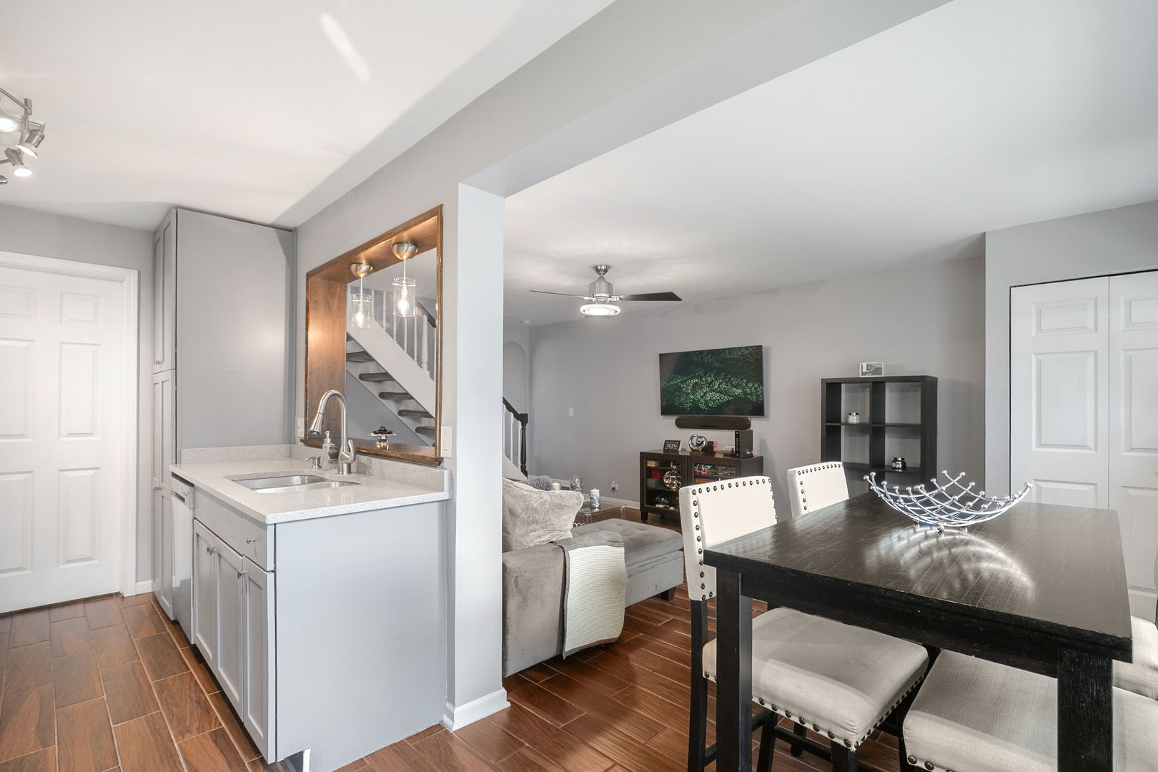 215 Sunset Court, Vernon Hills, IL 60061