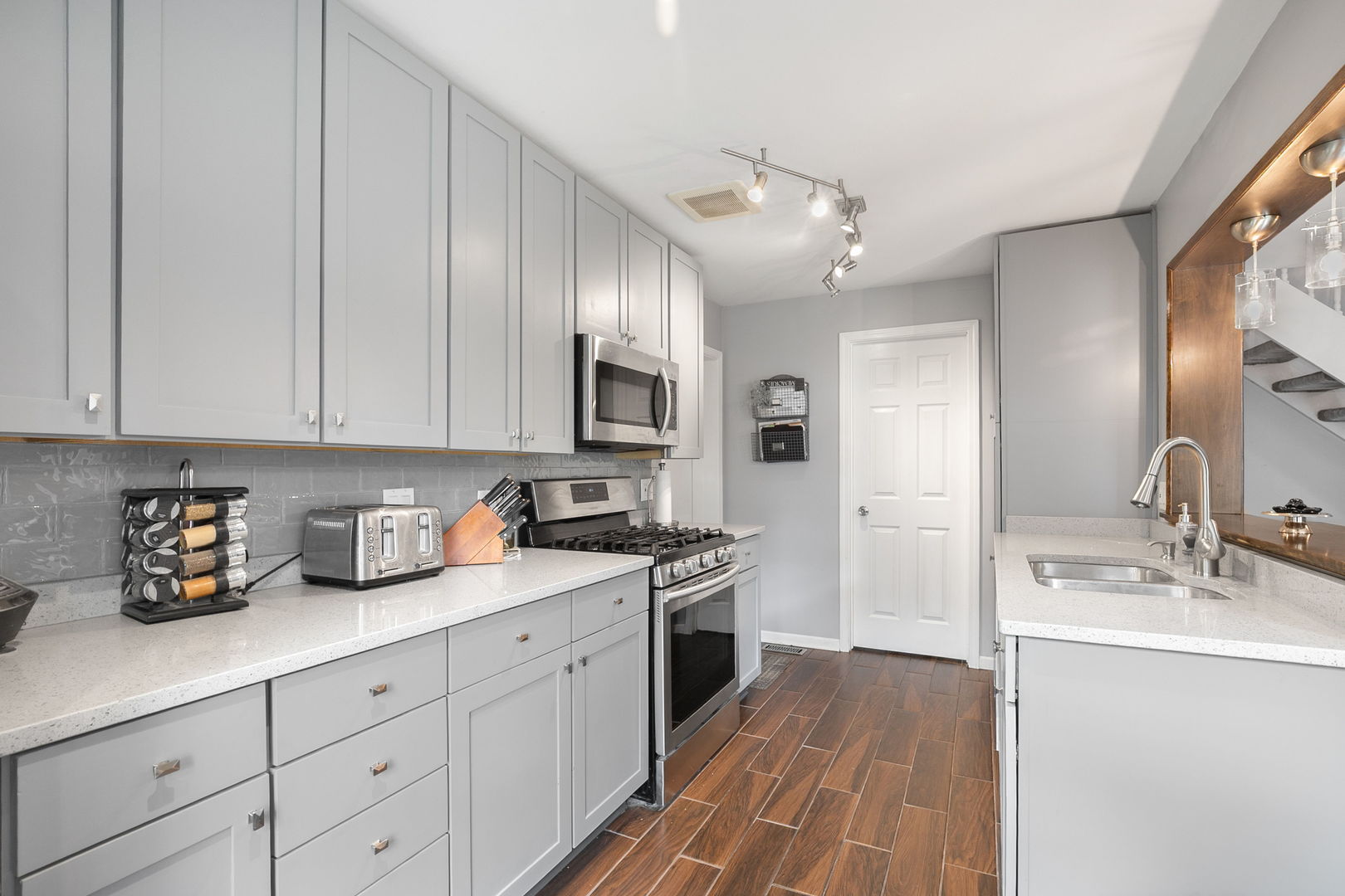 215 Sunset Court, Vernon Hills, IL 60061