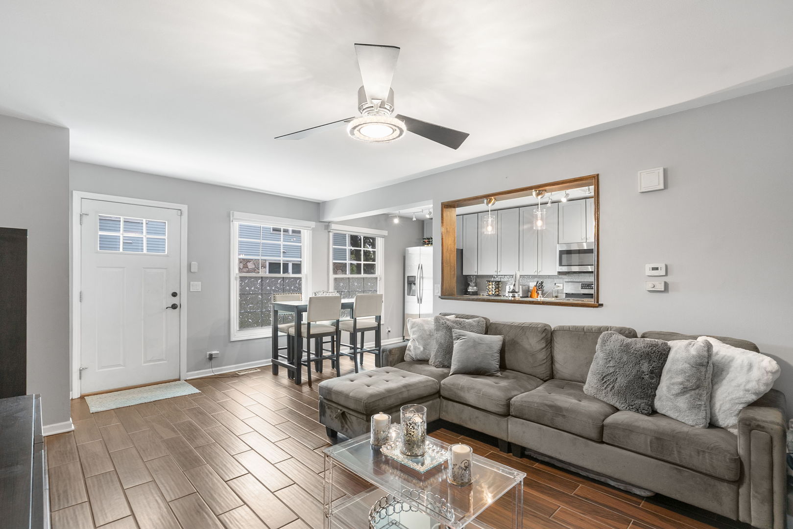 215 Sunset Court, Vernon Hills, IL 60061