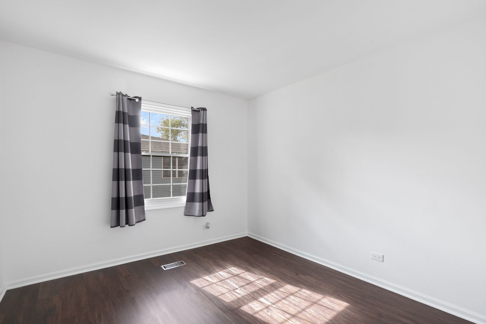 215 Sunset Court, Vernon Hills, IL 60061