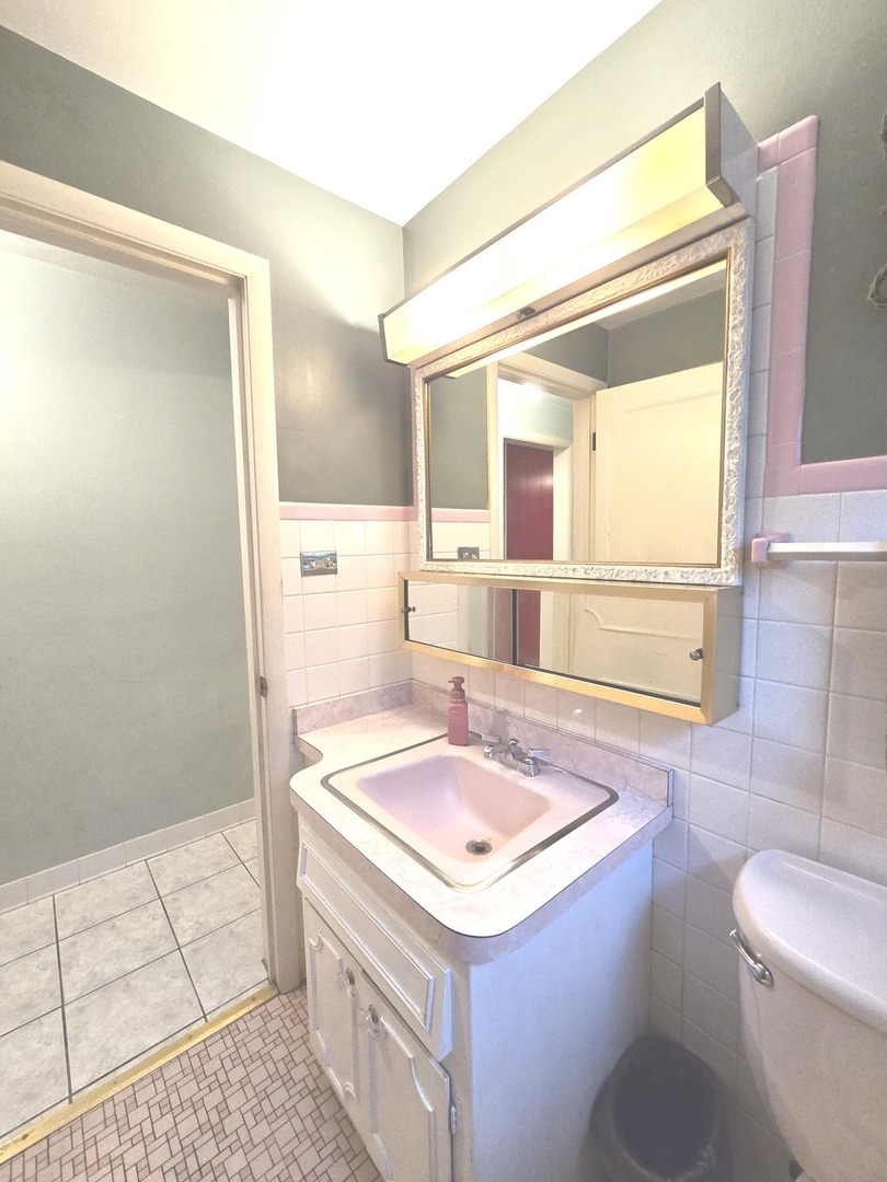 5914 S Meade Avenue, Chicago, IL 60638