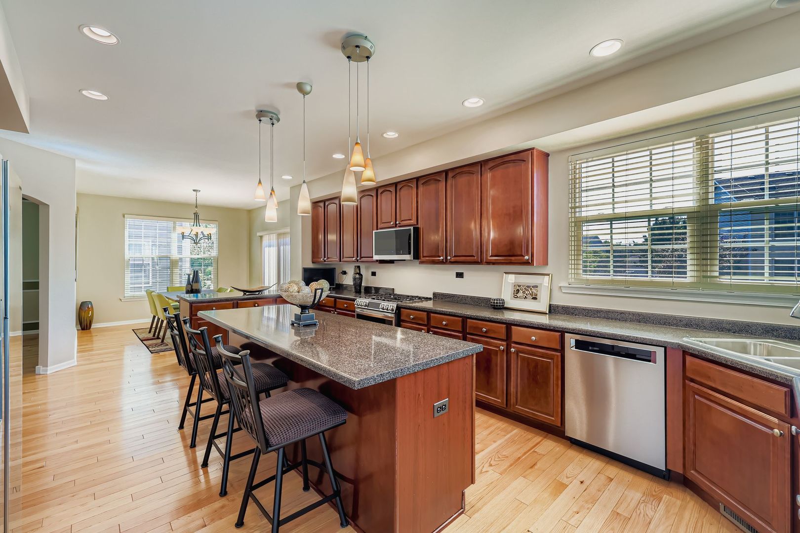 5325 Mardjetko Drive, Hoffman Estates, IL 60192