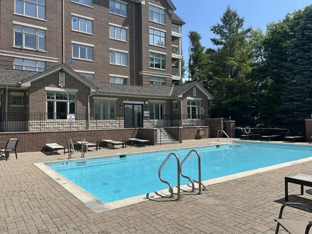 445 Village Green Court #201, Lincolnshire, IL 60069