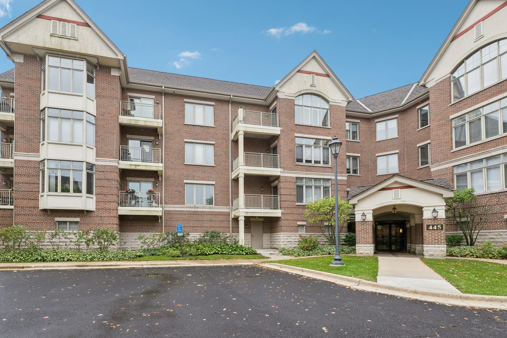 445 Village Green Court #201, Lincolnshire, IL 60069