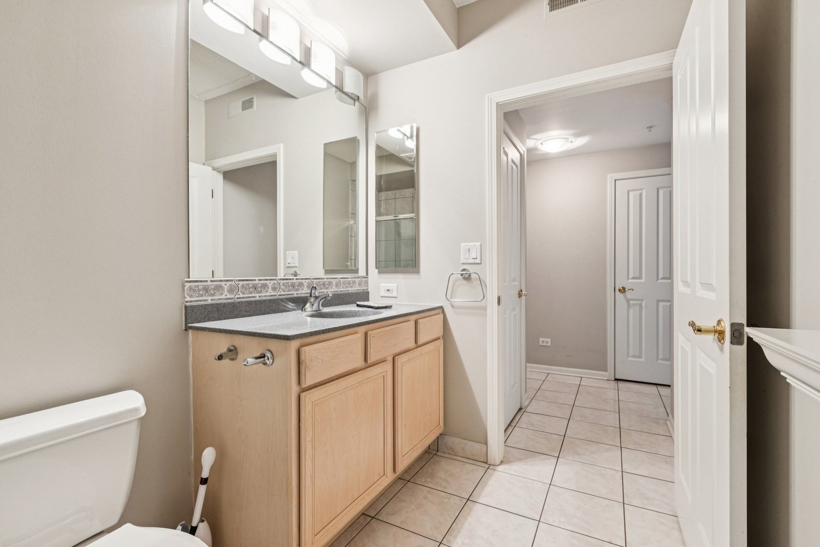 445 Village Green Court #201, Lincolnshire, IL 60069