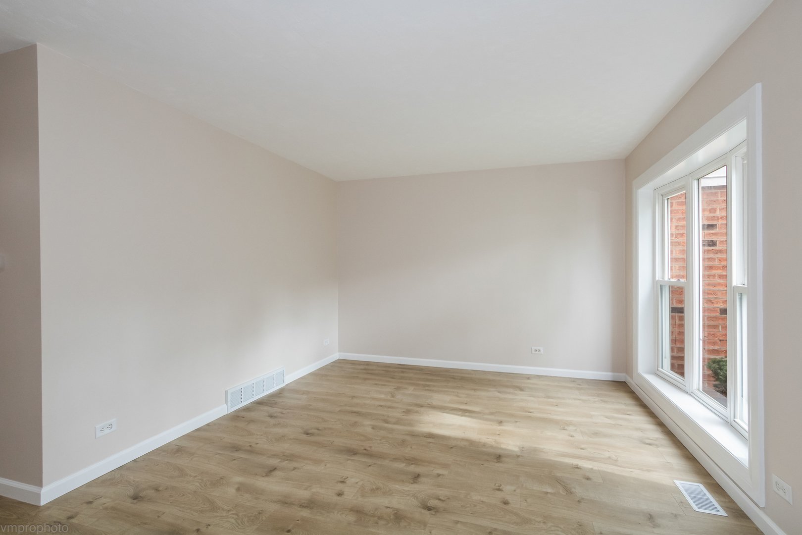 2073 Essex Court, Streamwood, IL 60107