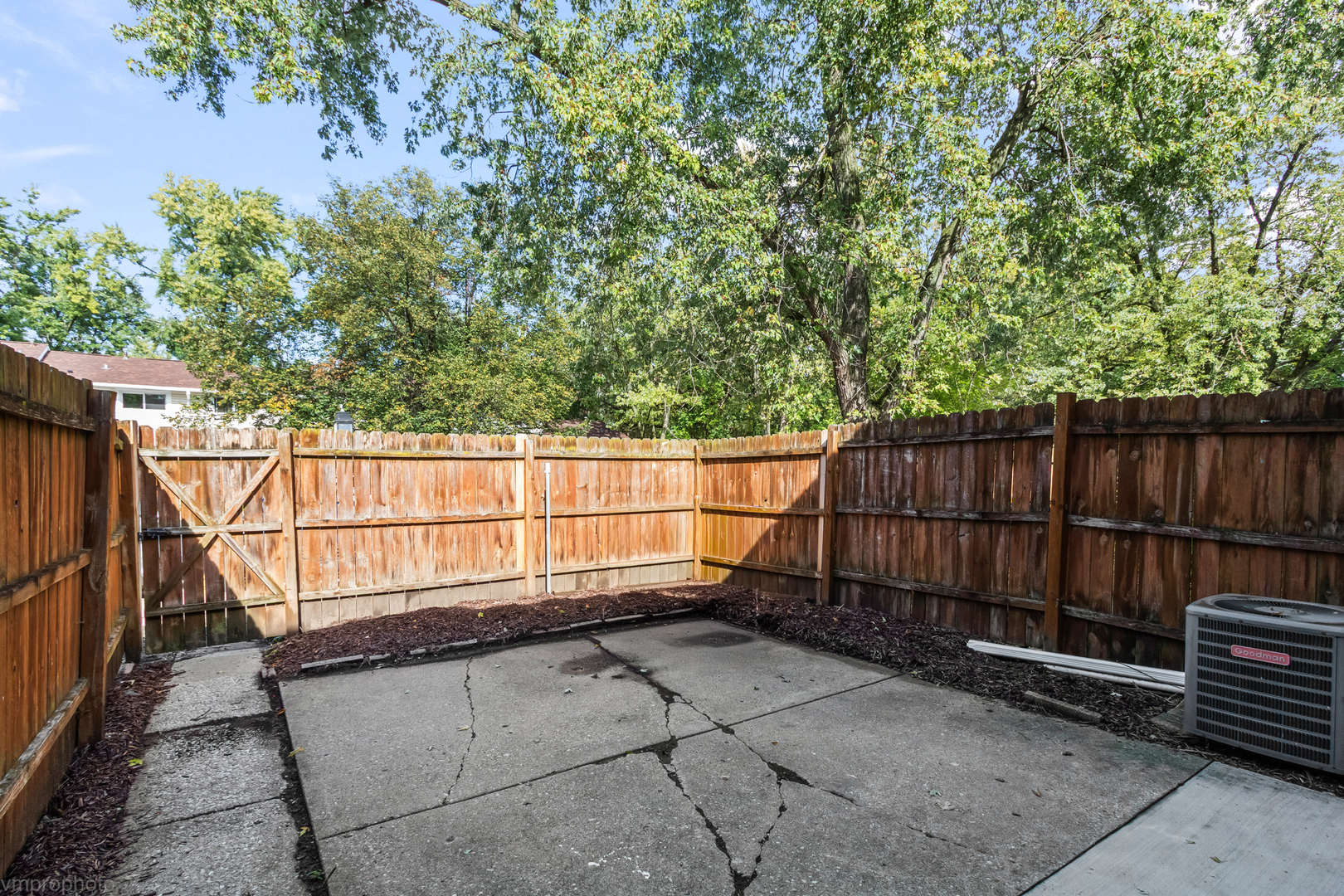 2073 Essex Court, Streamwood, IL 60107