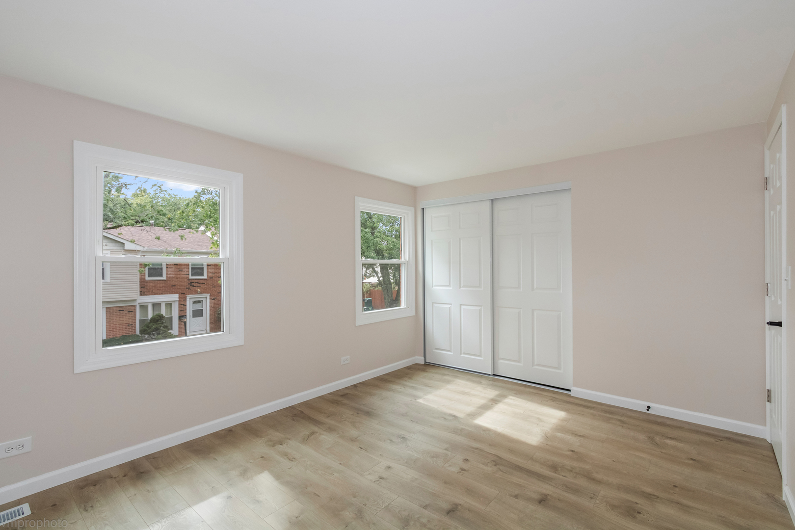 2073 Essex Court, Streamwood, IL 60107