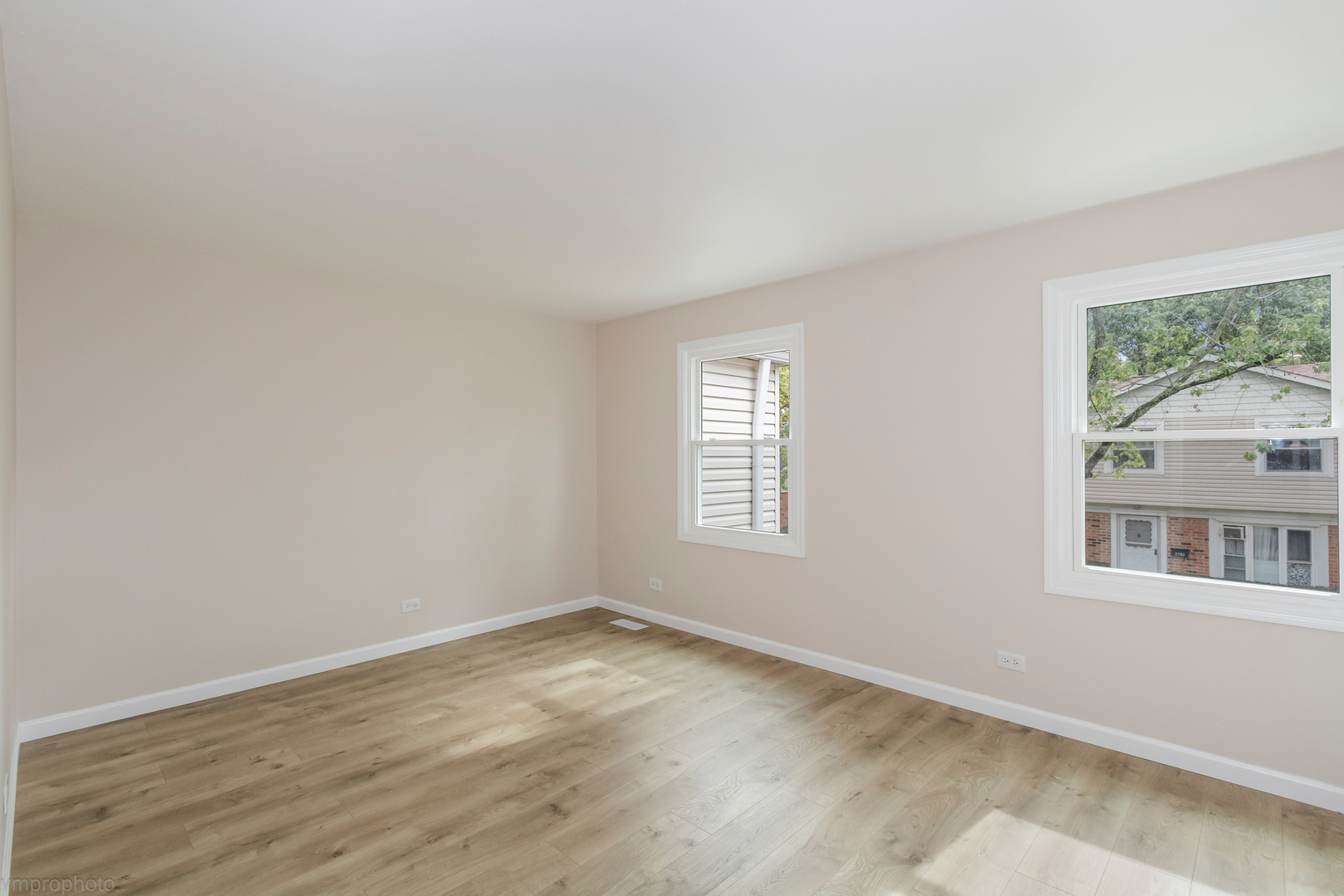 2073 Essex Court, Streamwood, IL 60107