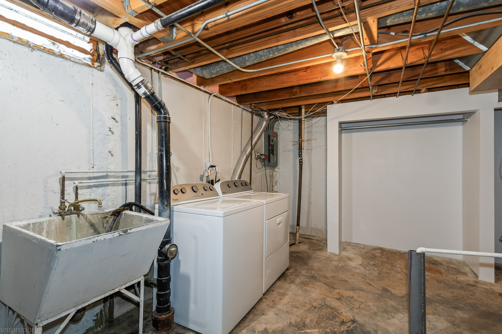 2073 Essex Court, Streamwood, IL 60107