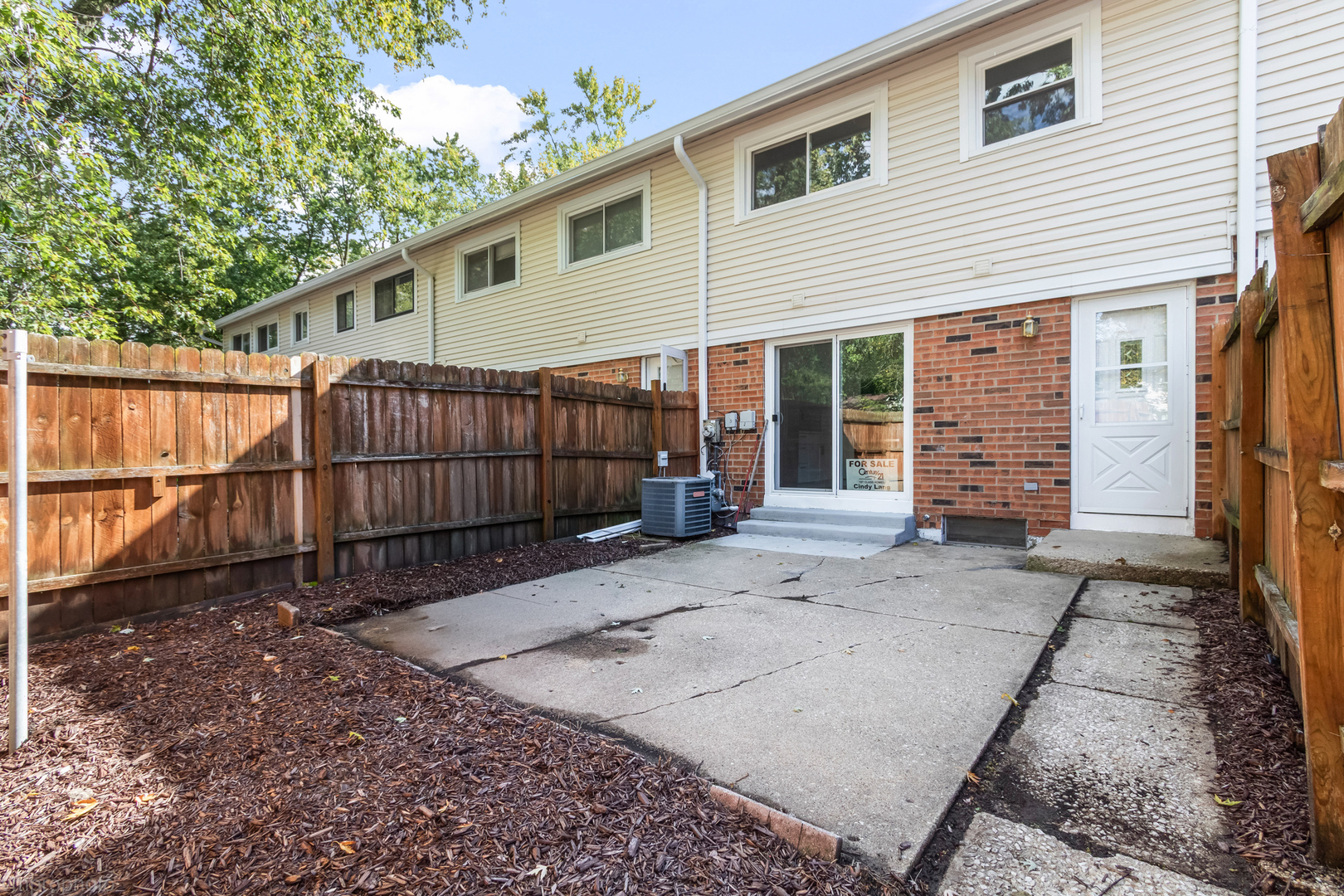 2073 Essex Court, Streamwood, IL 60107