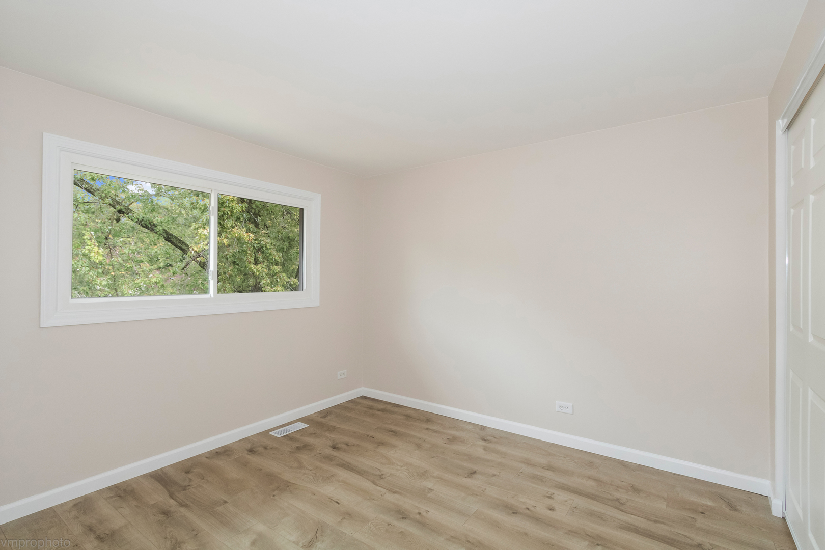 2073 Essex Court, Streamwood, IL 60107