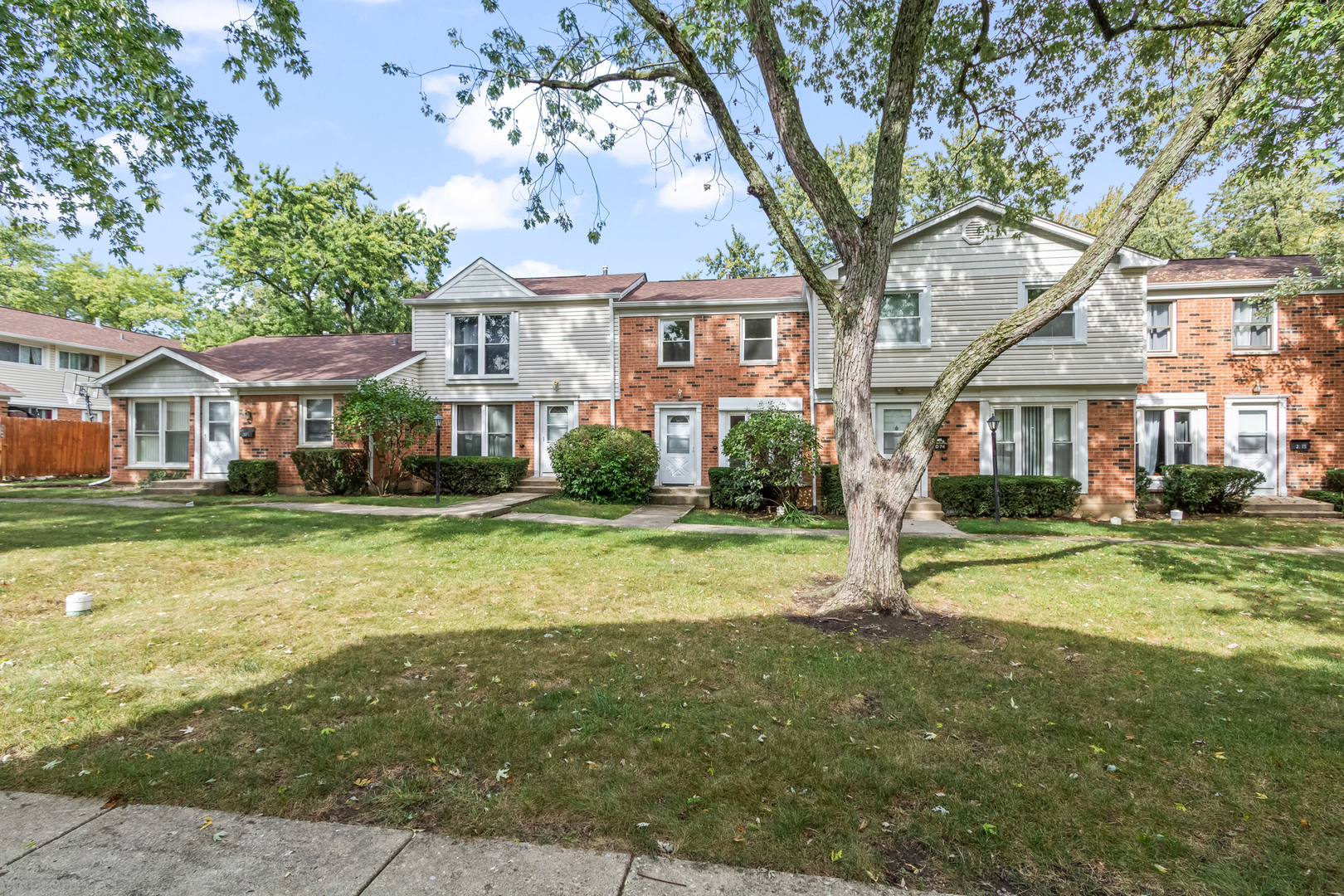 2073 Essex Court, Streamwood, IL 60107