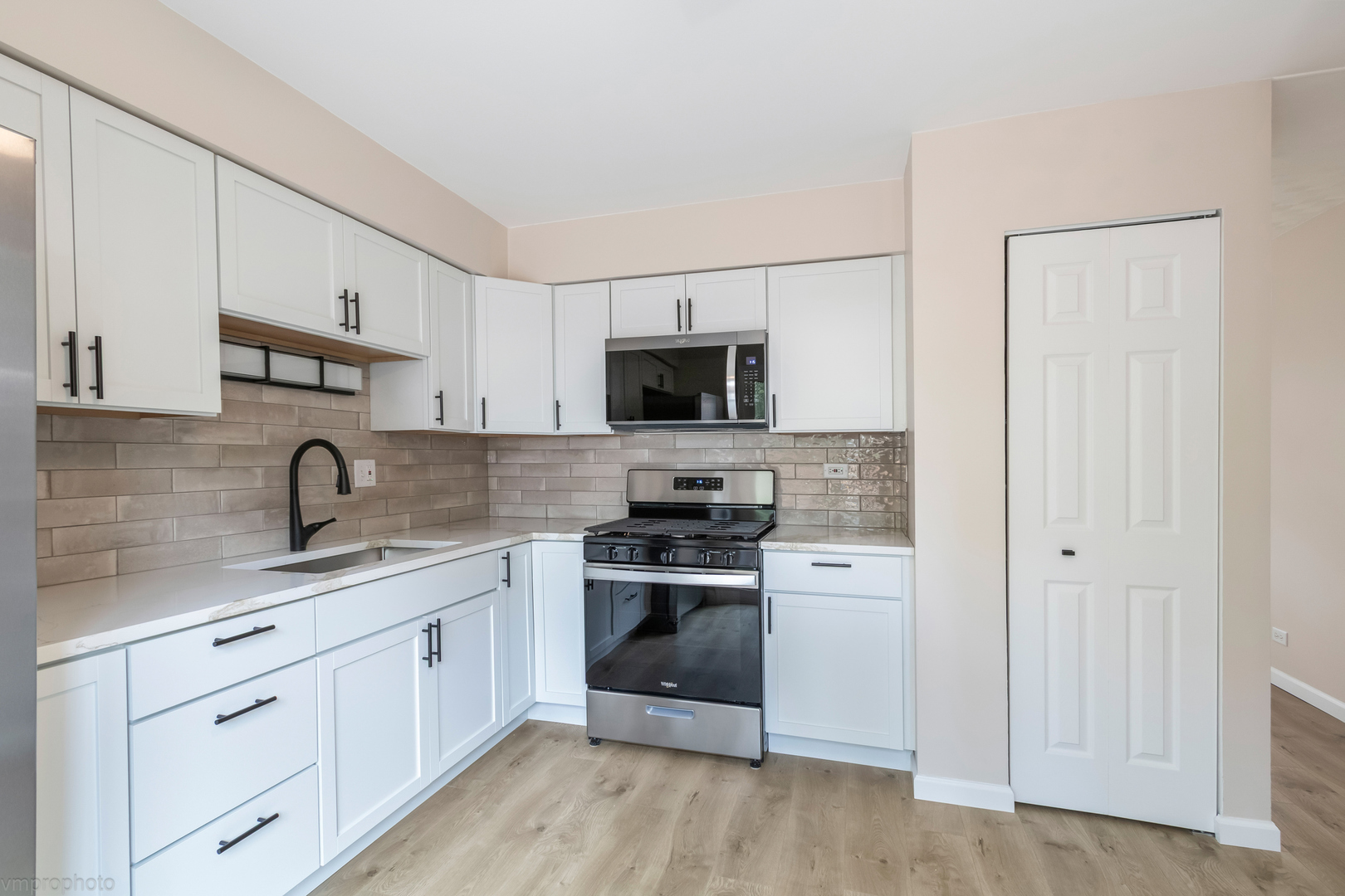 2073 Essex Court, Streamwood, IL 60107