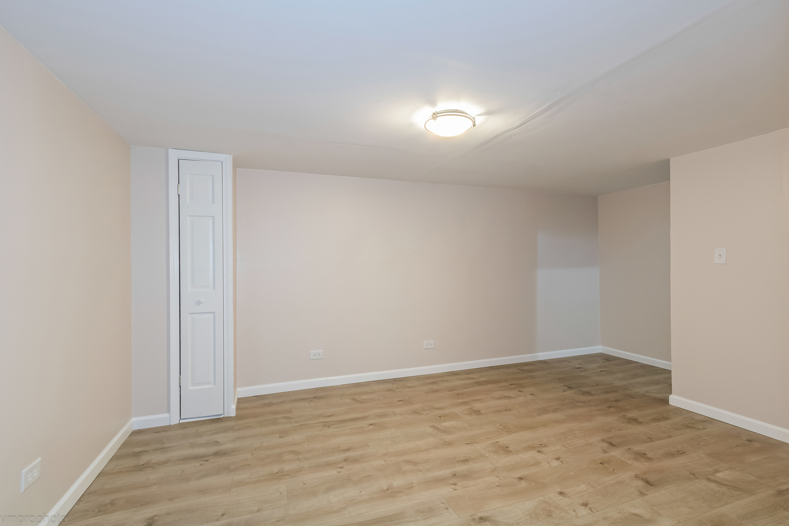 2073 Essex Court, Streamwood, IL 60107