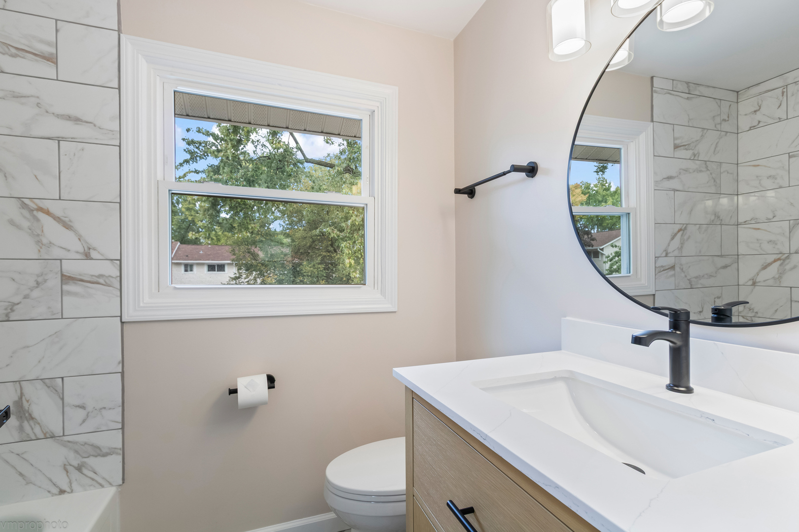 2073 Essex Court, Streamwood, IL 60107