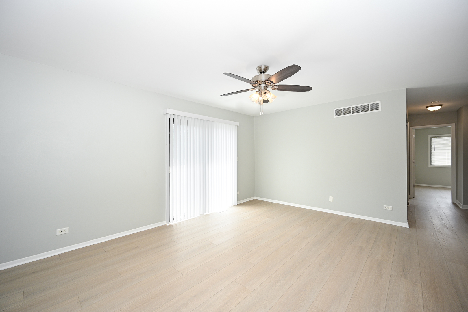 2S723 Winchester Circle #4, Warrenville, IL 60555