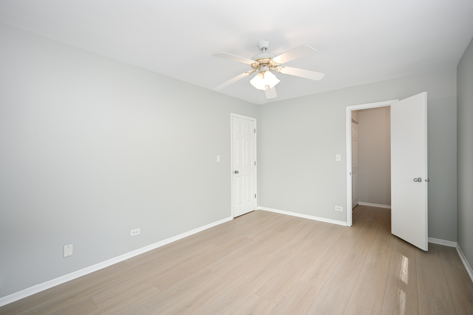 2S723 Winchester Circle #4, Warrenville, IL 60555